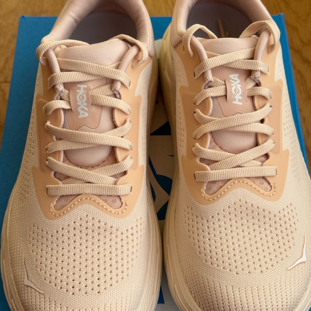 Hoka Vanilla Cream Arahi 7  Size 8 1/2
